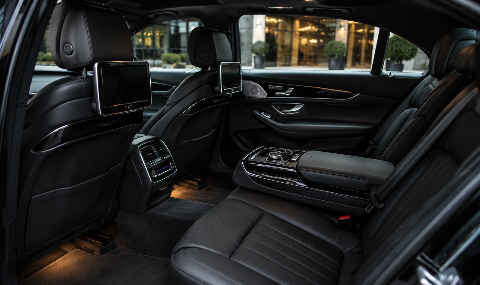Comfortable private vehicle for chauffeur travel between London and Glasgow